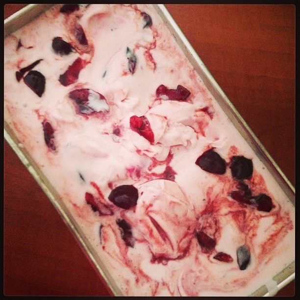En nu heel snel de vriezer in! #frozenyoghurt #cherry #dessert