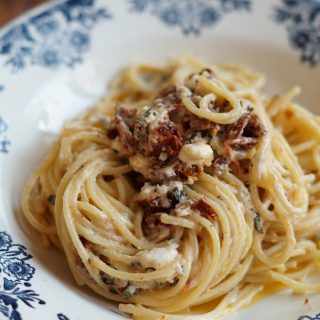 Spaghetti met Salieboter, Zongedroogde Tomaatjes & Feta
